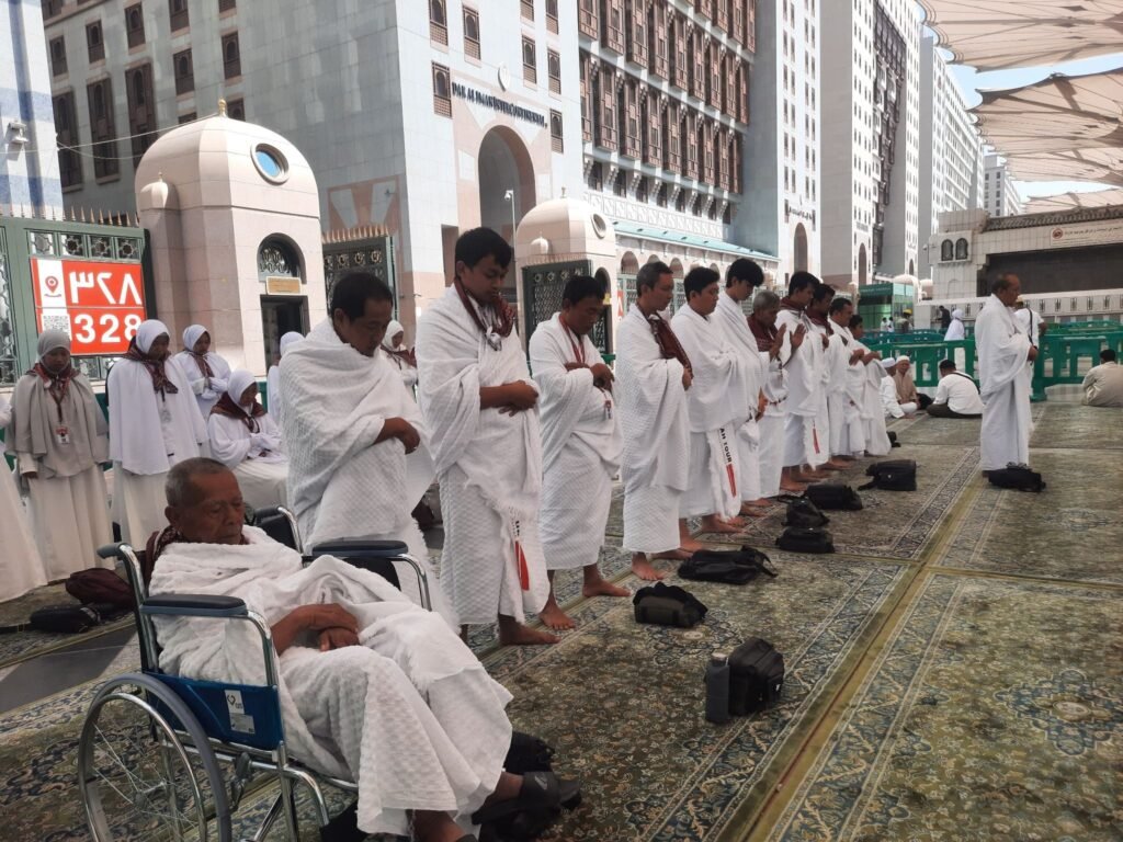 aktivitas jamaah umroh mengikuti waktu sholat di Makkah