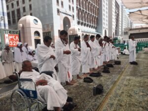 aktivitas jamaah umroh mengikuti waktu sholat di Makkah