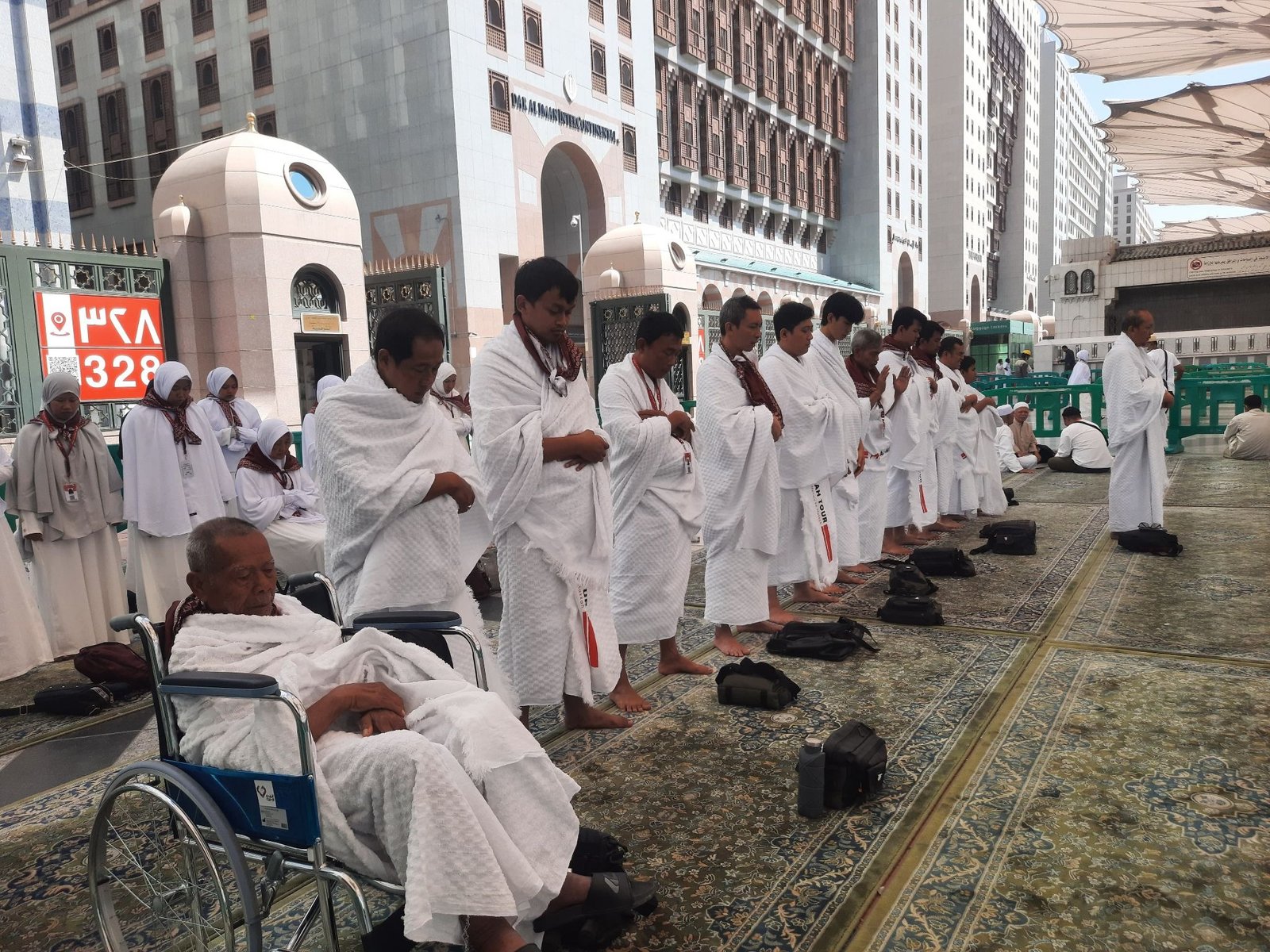 aktivitas jamaah umroh mengikuti waktu sholat di Makkah